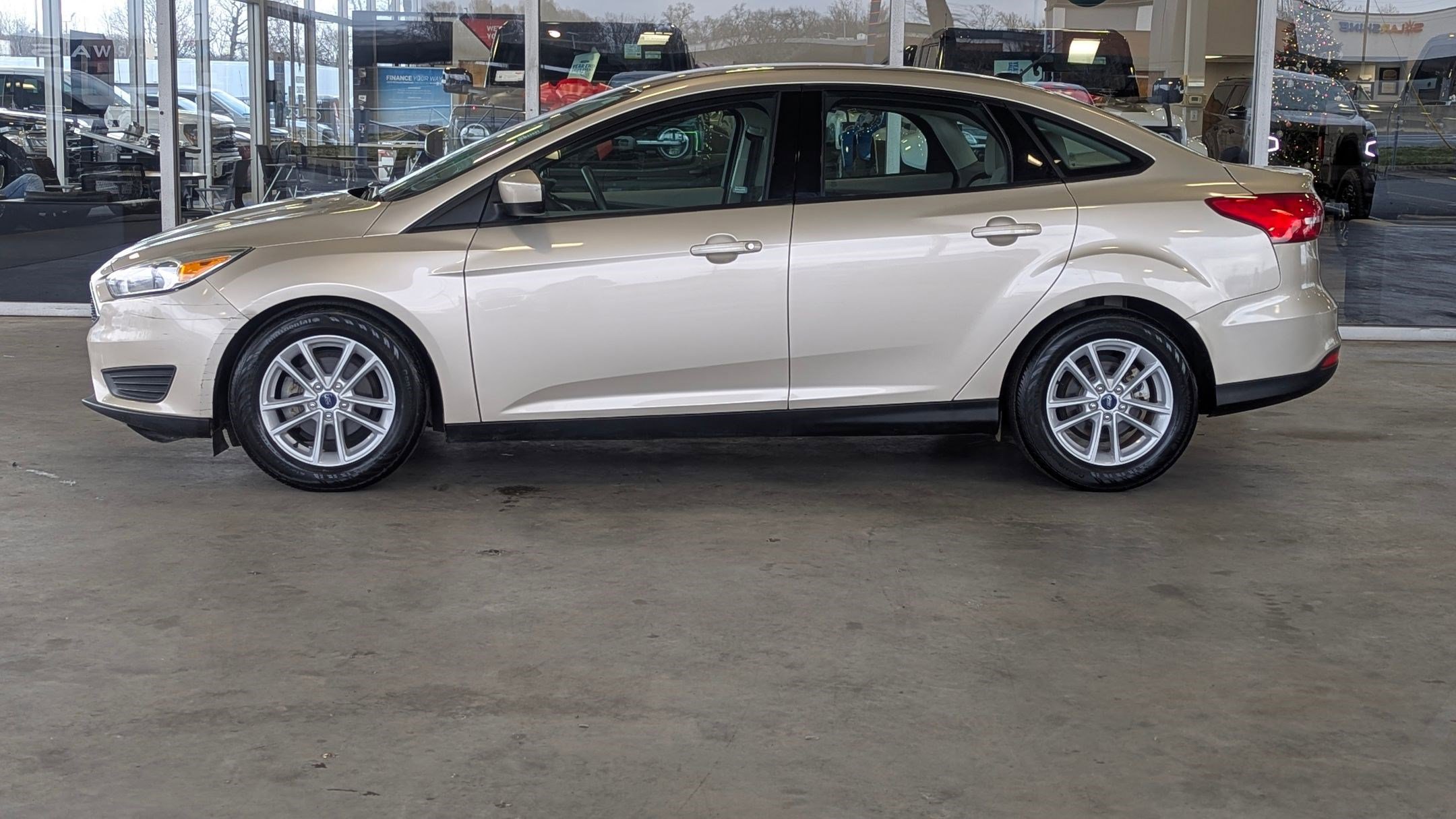 Certified 2018 Ford Focus SE image 2