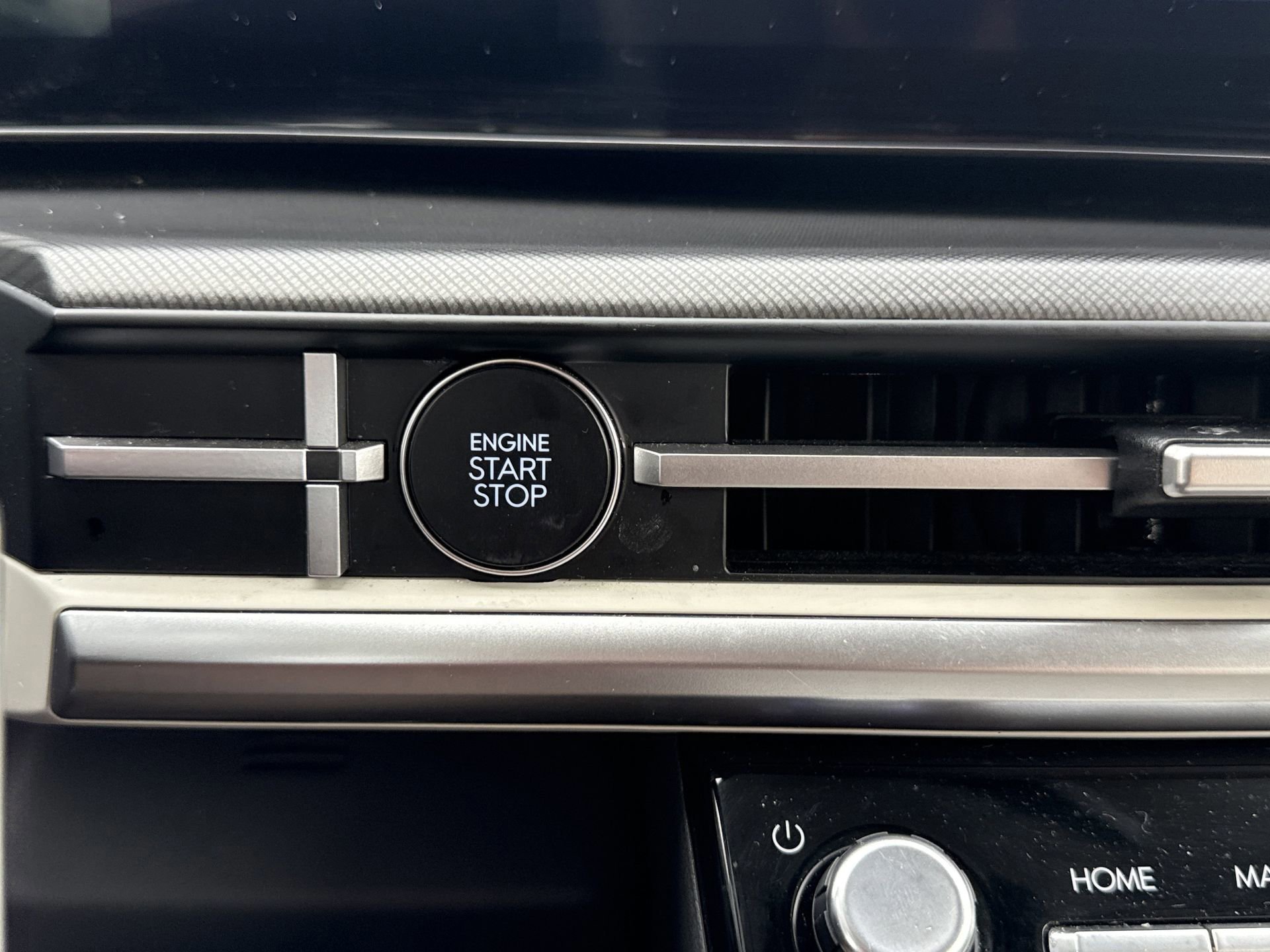 Used 2025 Hyundai Santa Fe SEL image 12