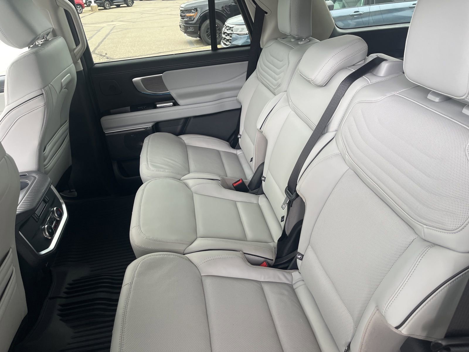 Certified 2025 Ford Expedition Platinum w/ Platinum Ultimate Package AWD/4WD image 12