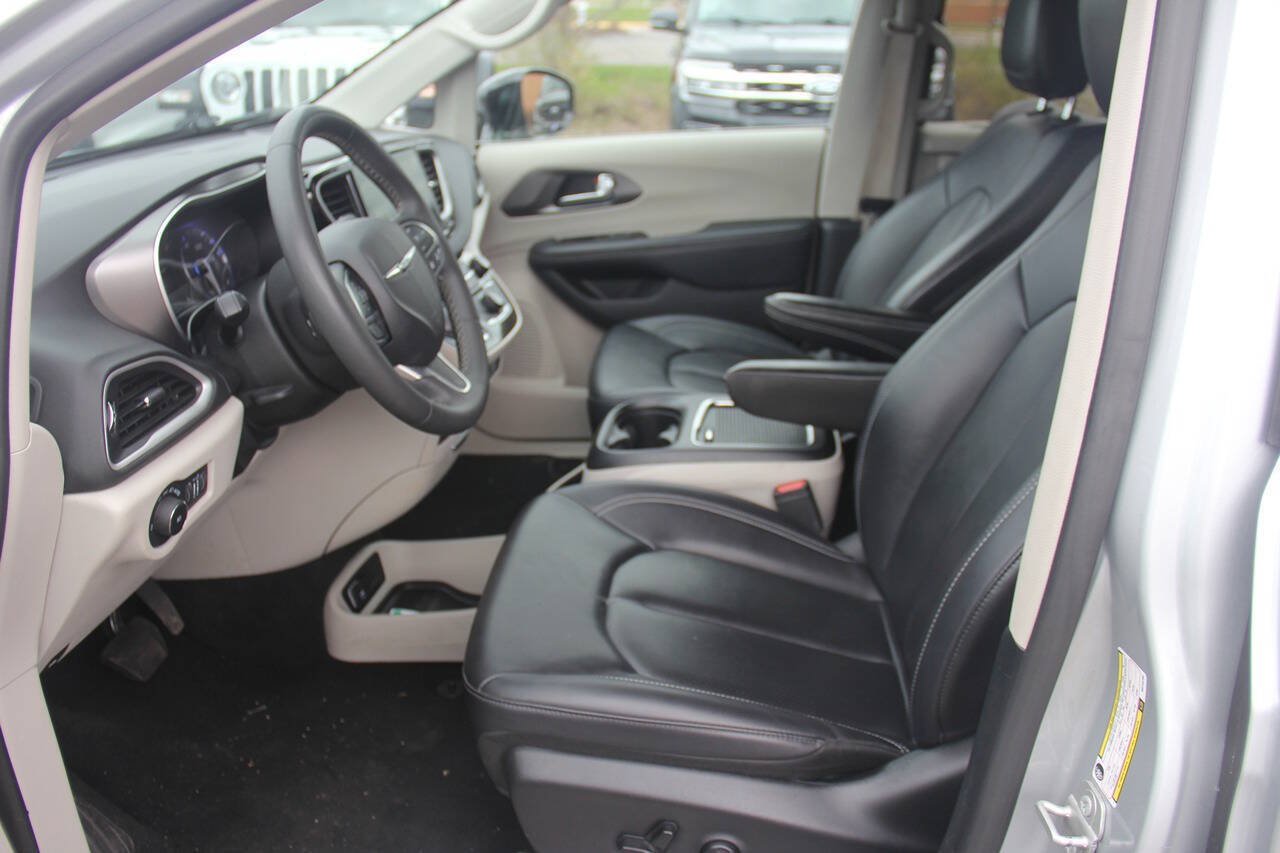 Used 2024 Chrysler Pacifica Touring-L FWD image 32