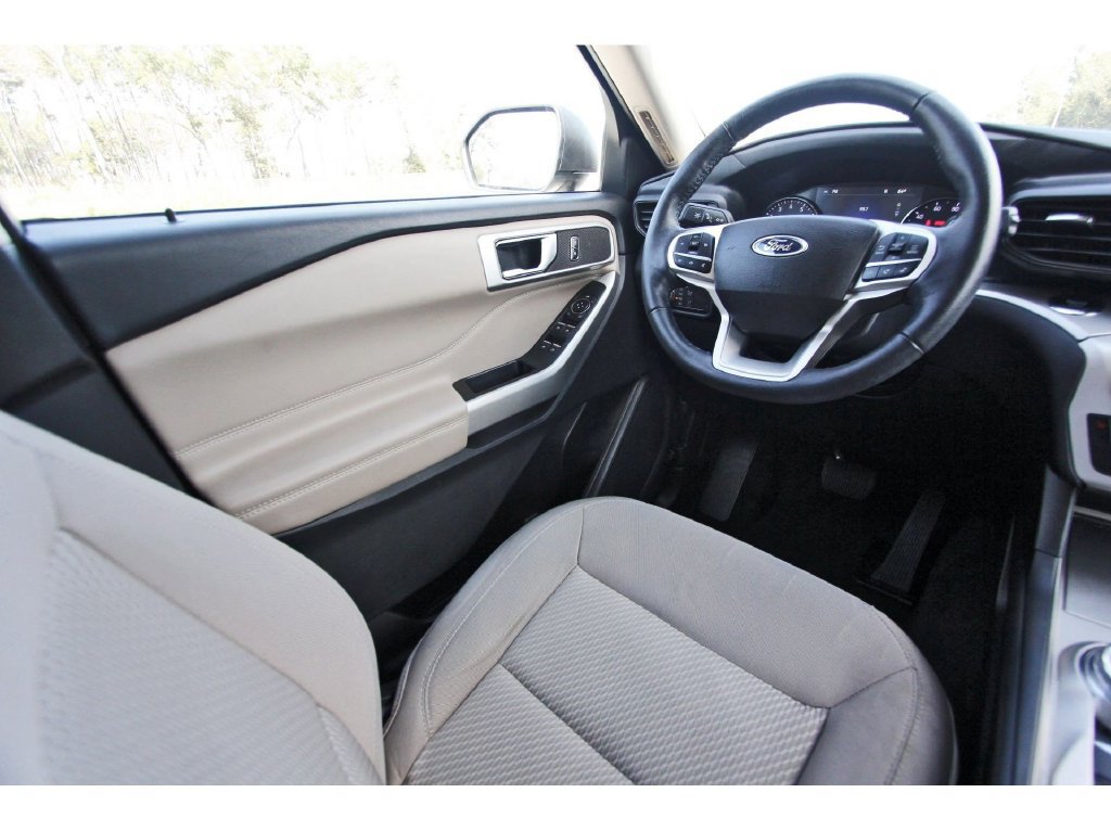 Certified 2022 Ford Explorer XLT RWD image 6