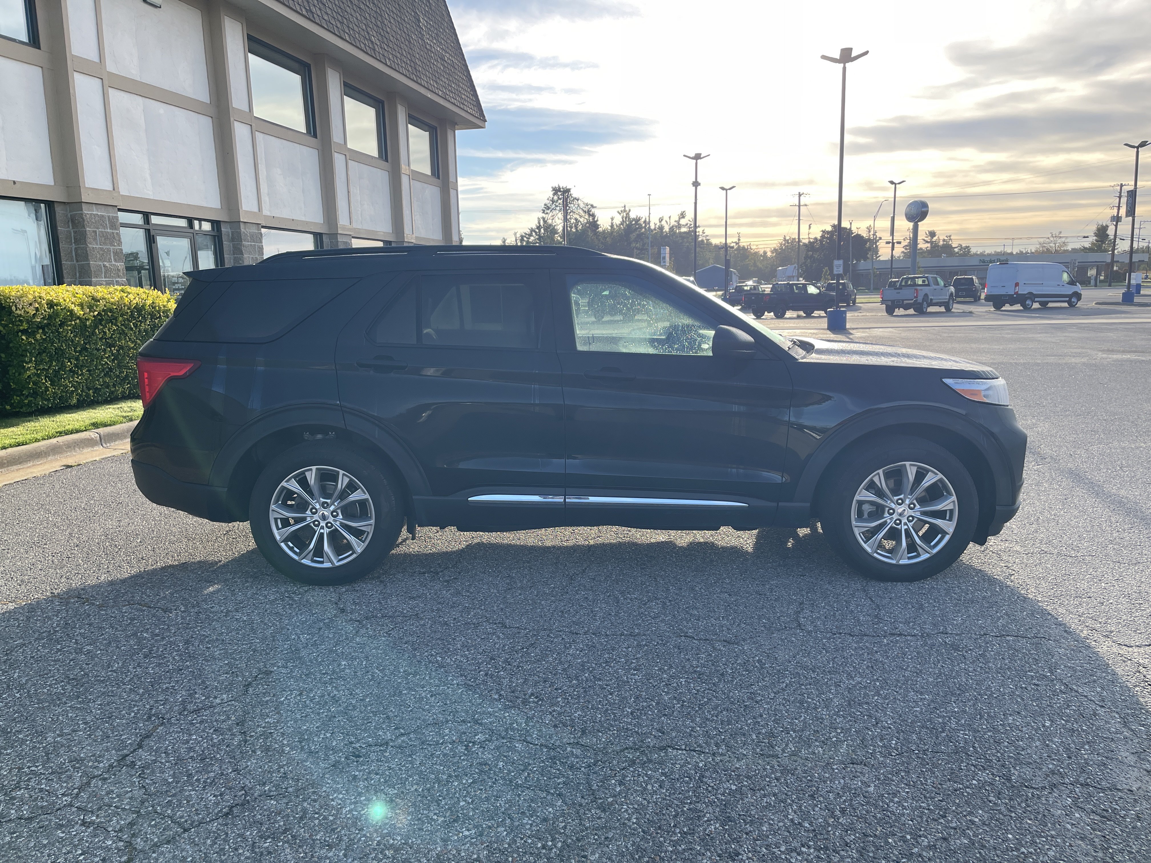 Certified 2023 Ford Explorer XLT w/ Equipment Group 202A AWD/4WD image 3