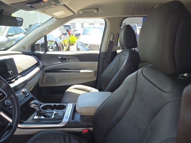 Used 2024 Kia Carnival LX FWD image 8