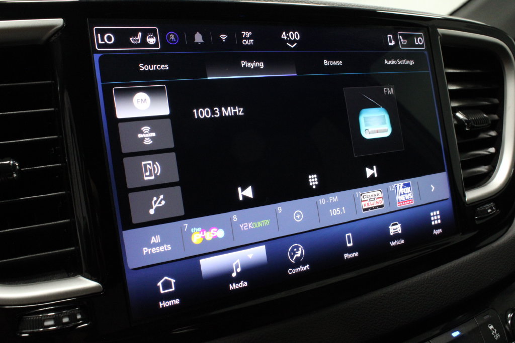 Used 2025 Chrysler Pacifica Select FWD image 2