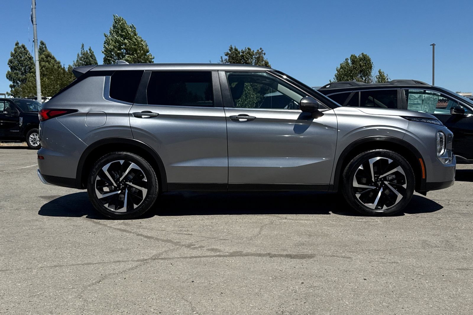 Used 2024 Mitsubishi Outlander SE FWD image 3