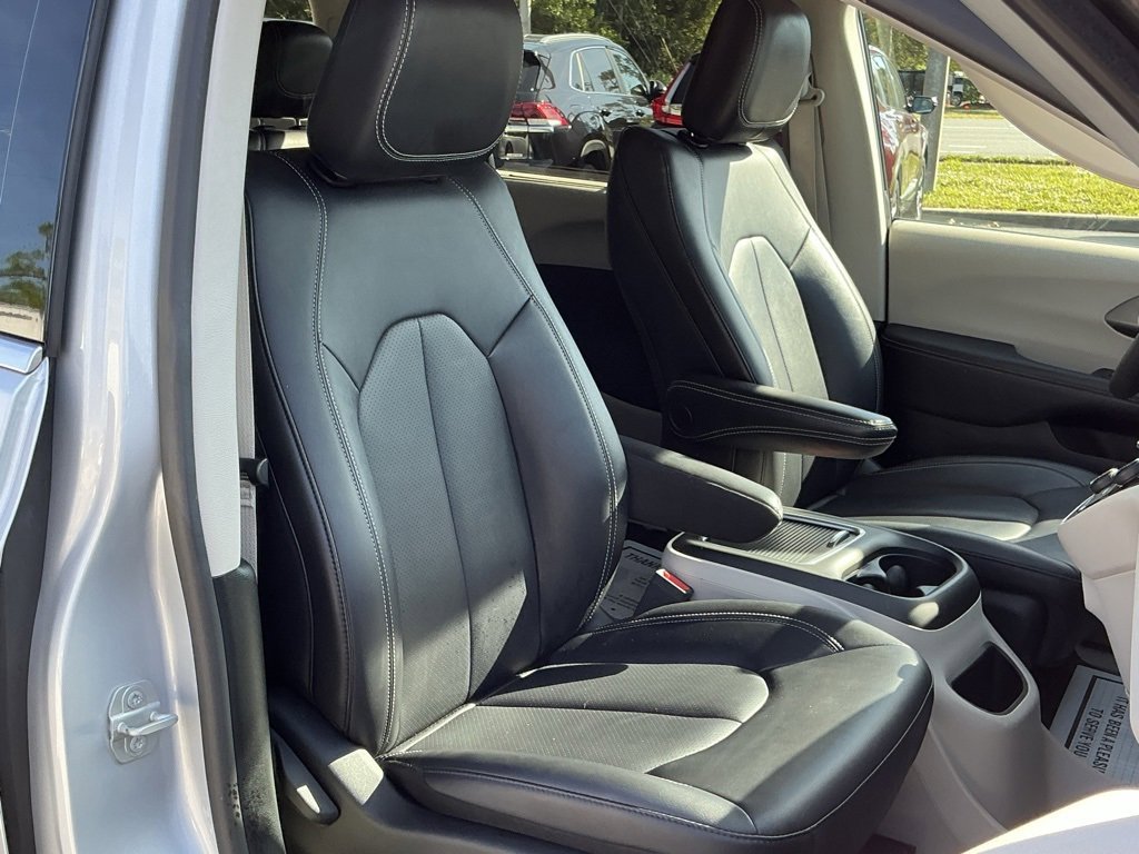 Used 2024 Chrysler Pacifica Touring-L image 18