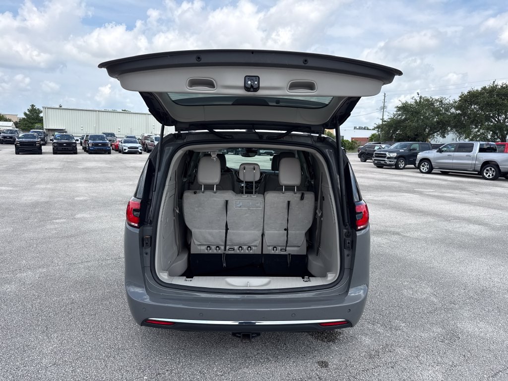 Used 2021 Chrysler Pacifica Touring-L FWD image 28