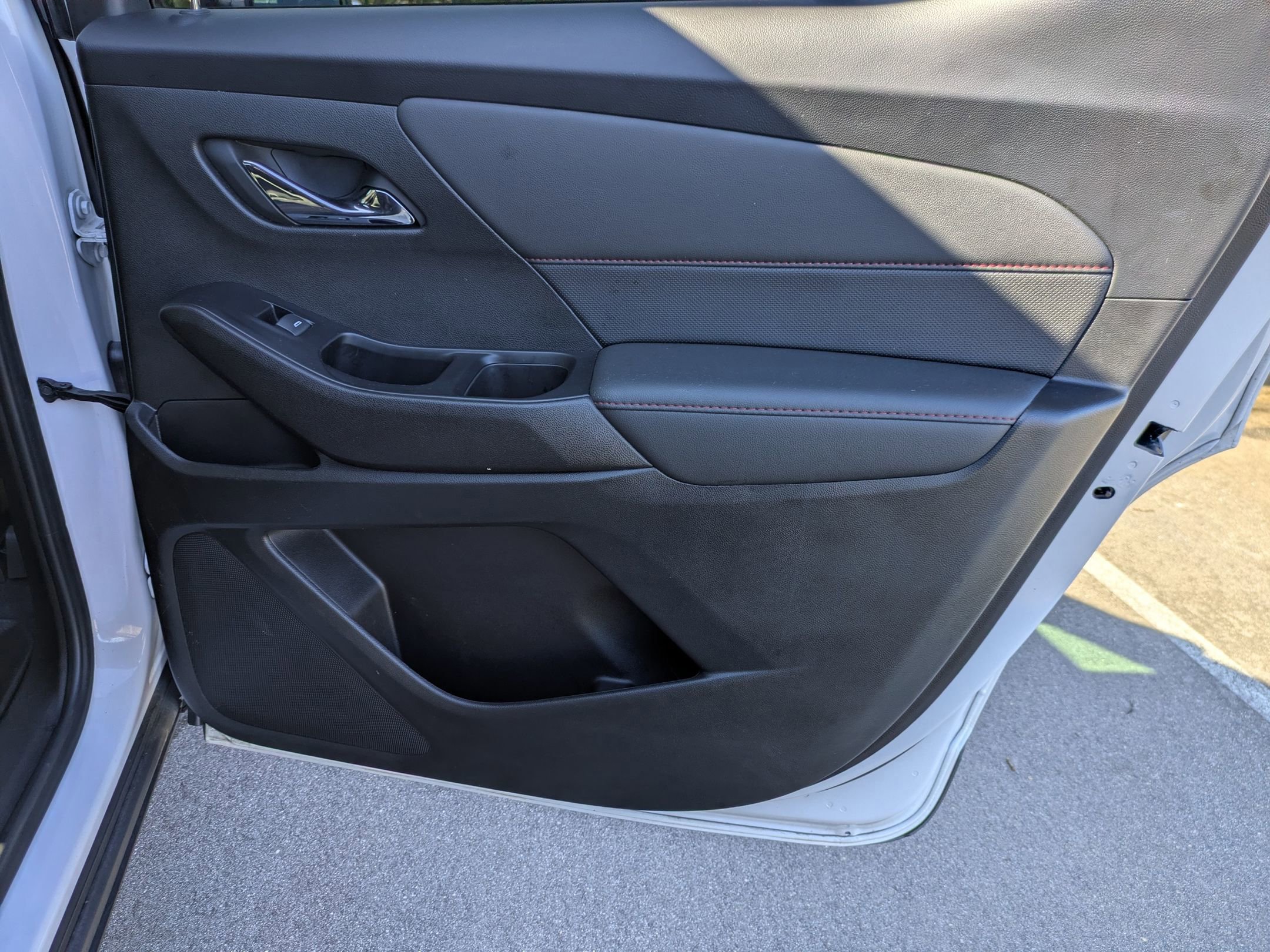 Used 2023 Chevrolet Traverse RS image 36