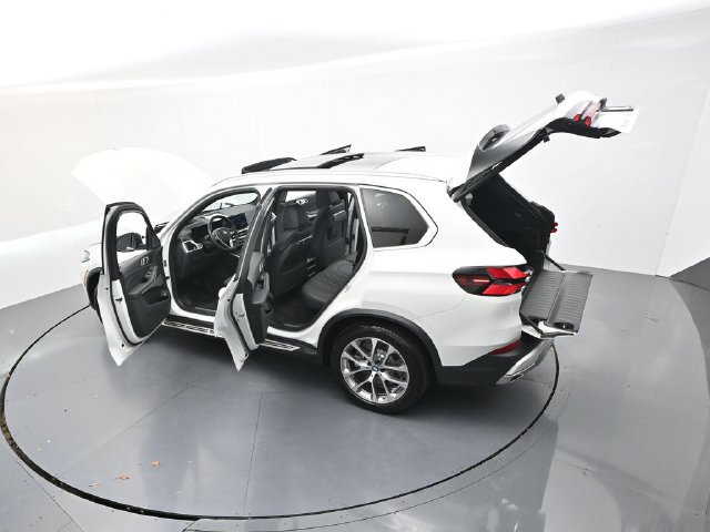Used 2025 BMW X5 xDrive50e AWD/4WD image 46