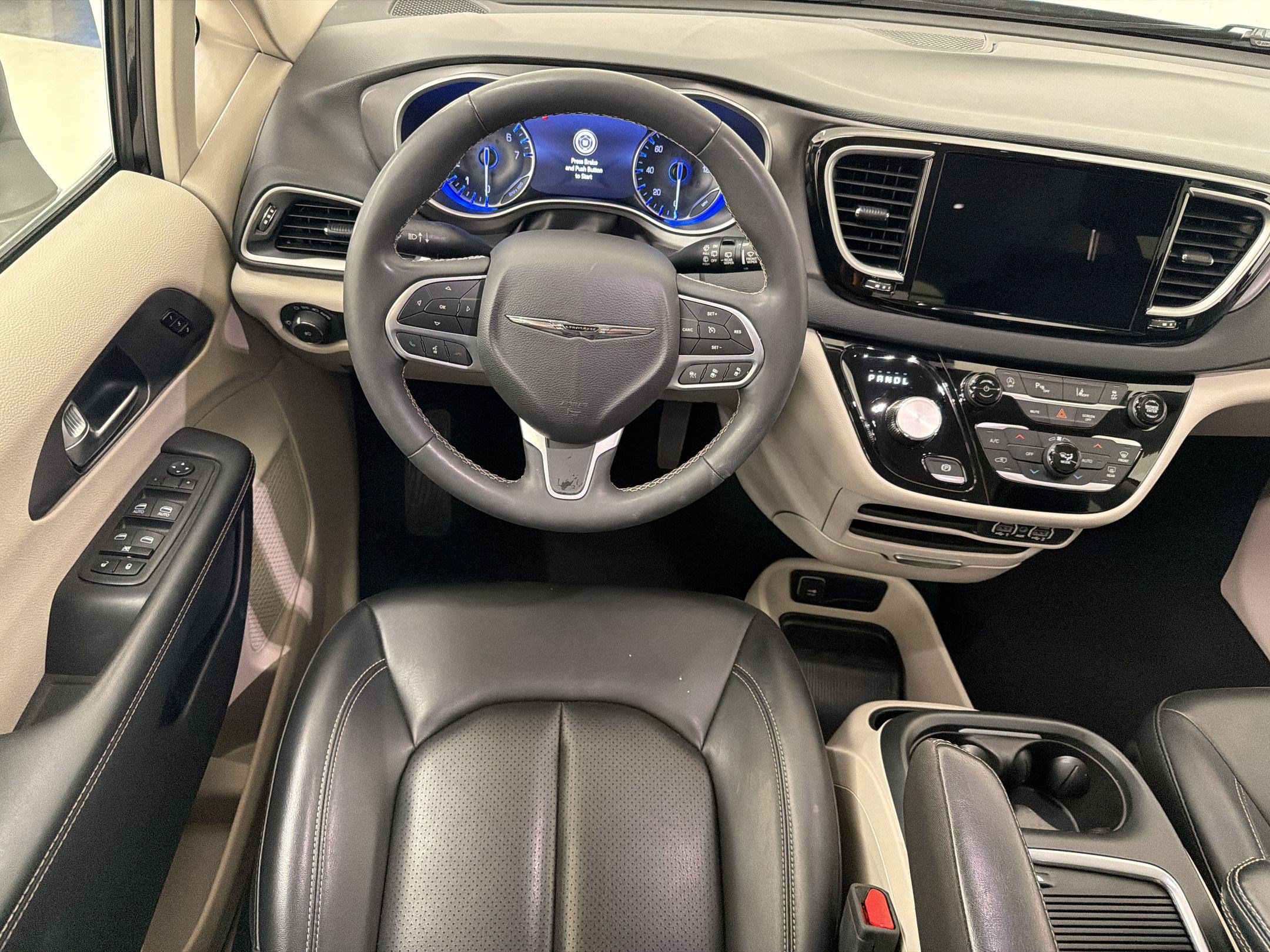 Used 2023 Chrysler Pacifica Touring-L FWD image 4