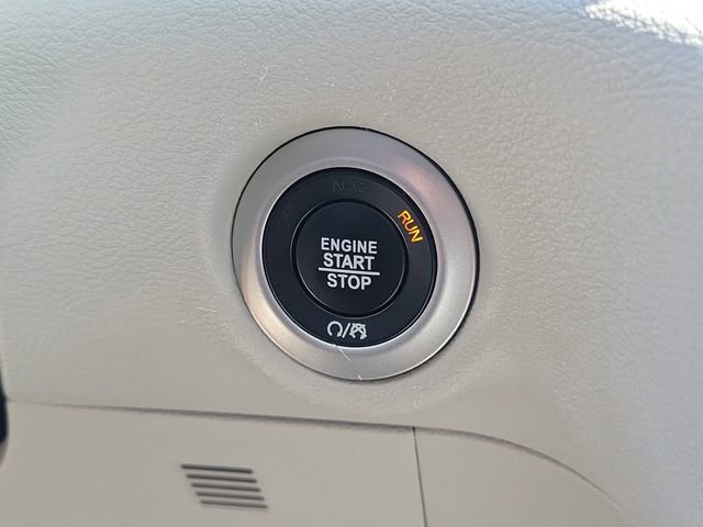 Used 2023 Chrysler Pacifica Touring-L image 10