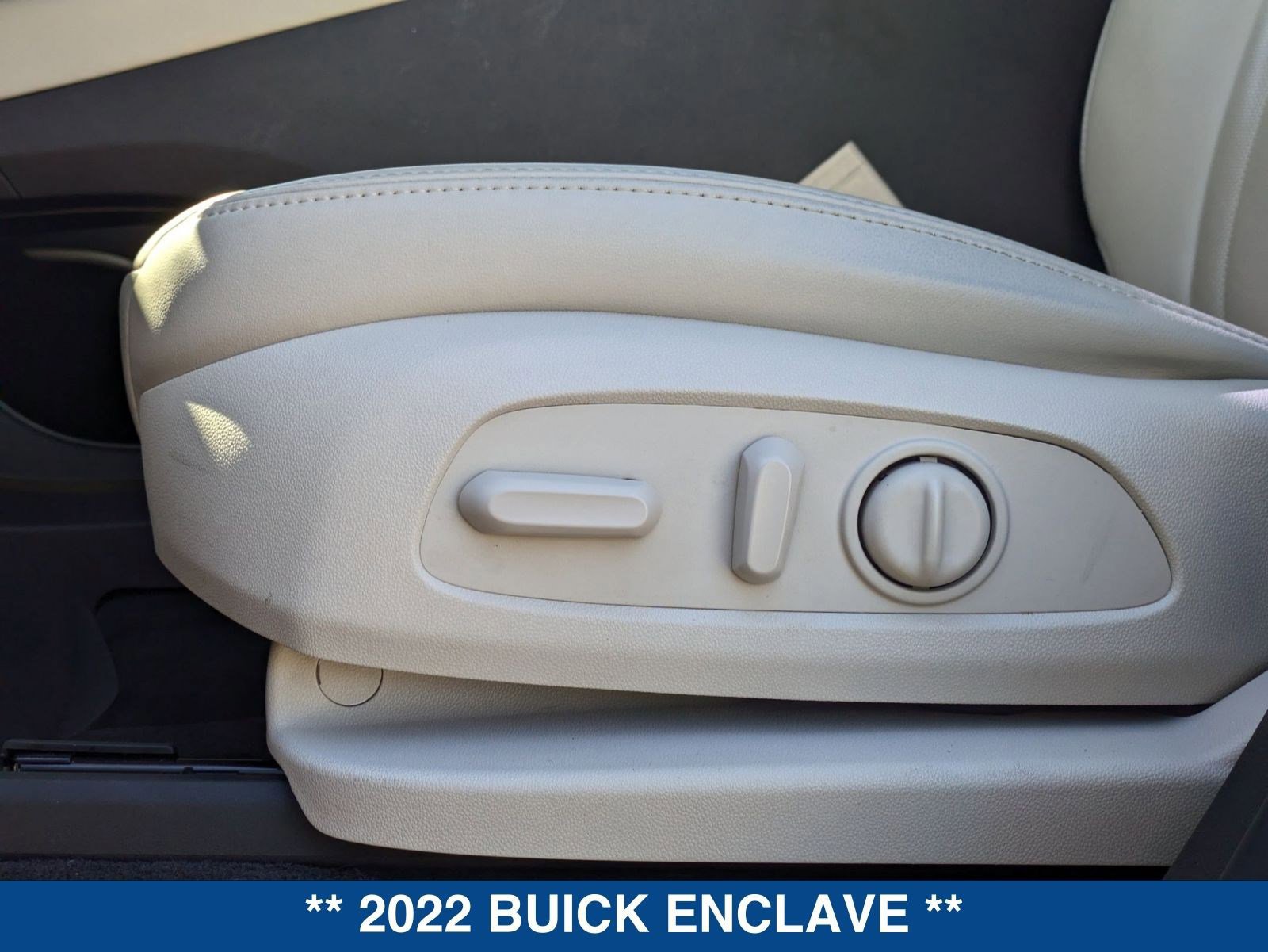 Used 2022 Buick Enclave Essence image 24