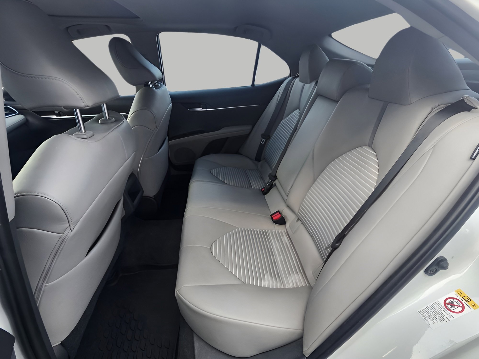 Used 2018 Toyota Camry SE w/ Moonroof Package image 9