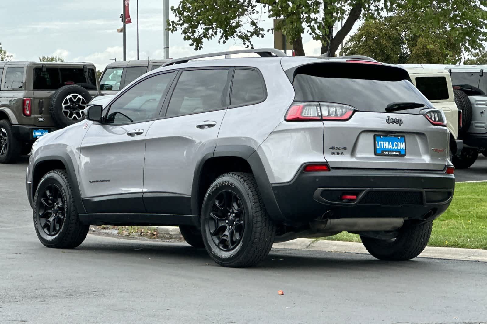 Used 2019 Jeep Cherokee Trailhawk AWD/4WD image 6