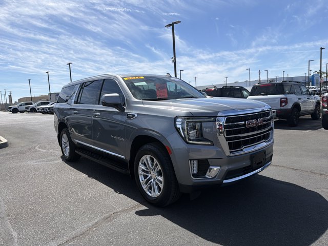Used 2022 GMC Yukon XL SLT w/ SLT Premium Package AWD/4WD image 3