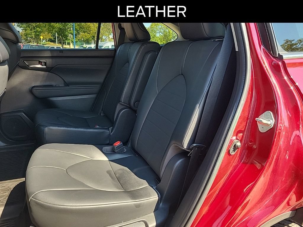 Used 2021 Toyota Highlander XLE AWD/4WD image 12