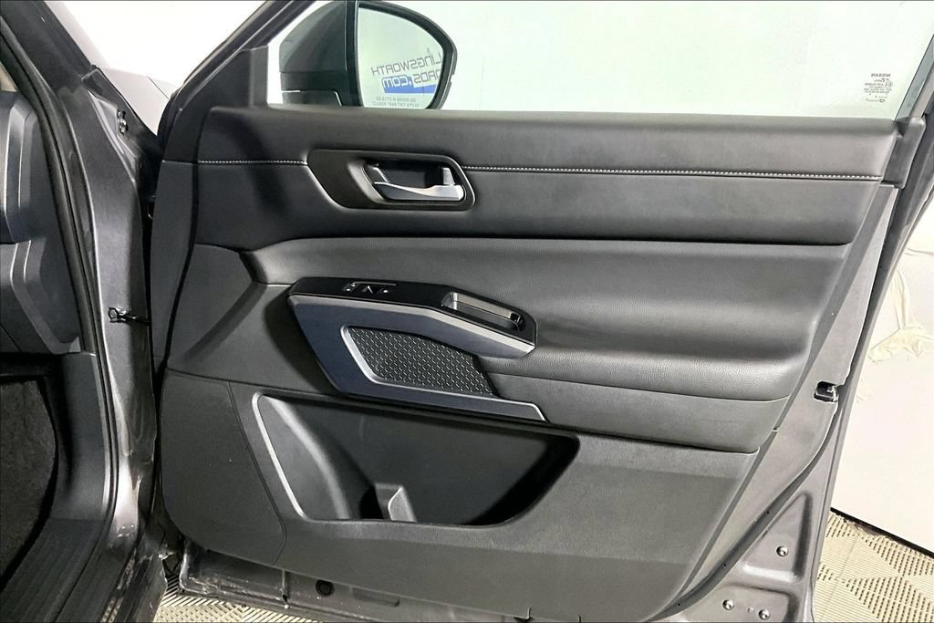 Used 2025 Nissan Pathfinder SL FWD image 19
