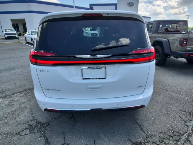 Used 2023 Chrysler Pacifica Touring-L AWD/4WD image 5