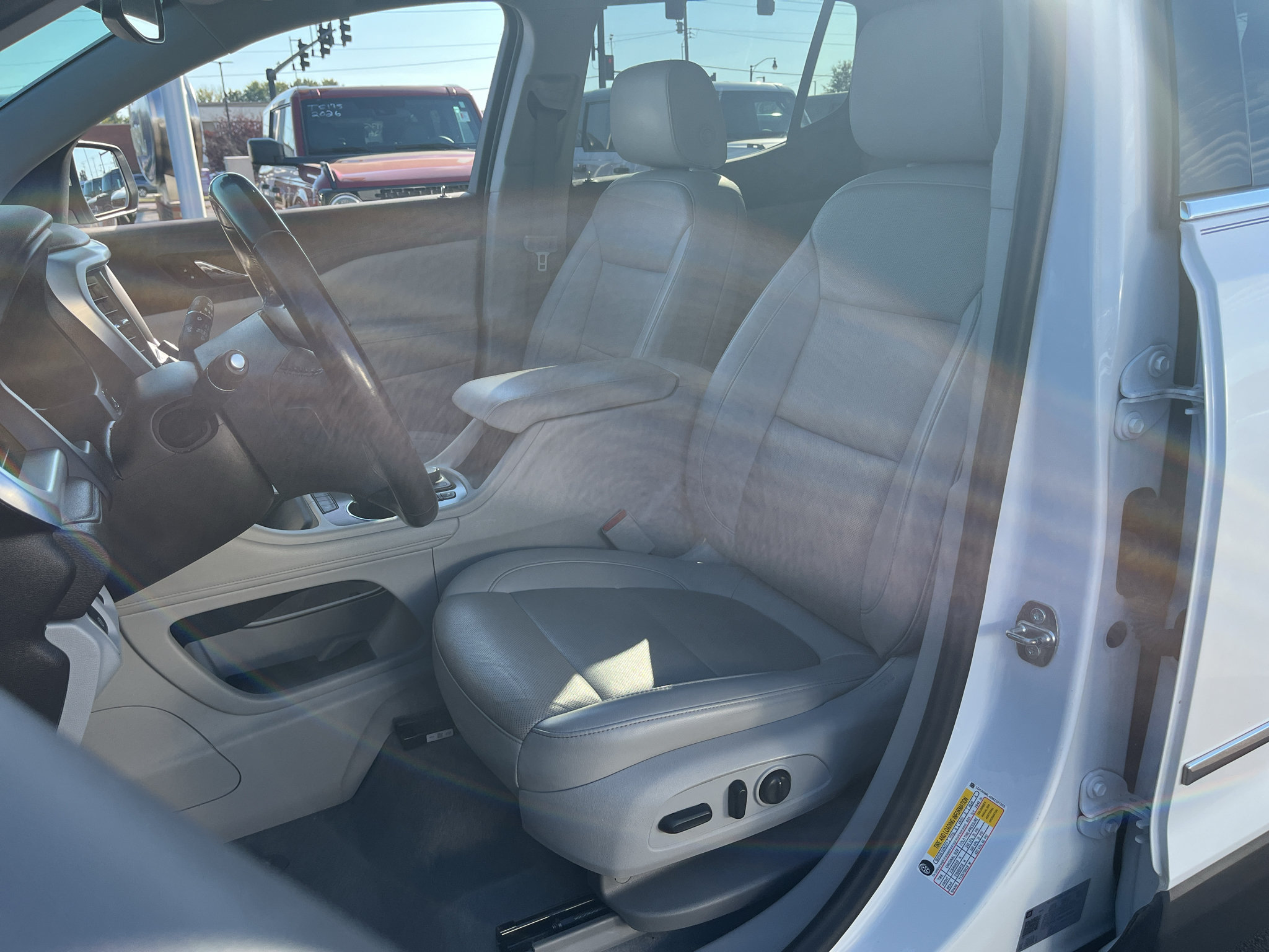 Used 2021 GMC Acadia SLT w/ LPO, Bright Accent Package FWD image 16