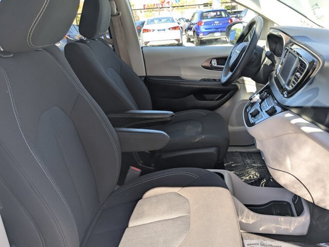 Used 2023 Chrysler Voyager LX FWD image 33