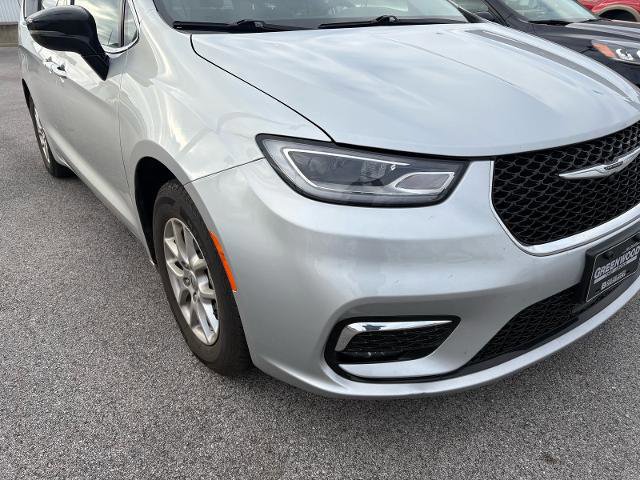 Used 2024 Chrysler Pacifica Touring-L image 6