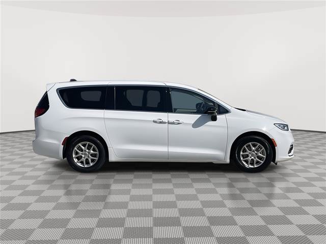 Used 2024 Chrysler Pacifica Touring-L FWD image 6
