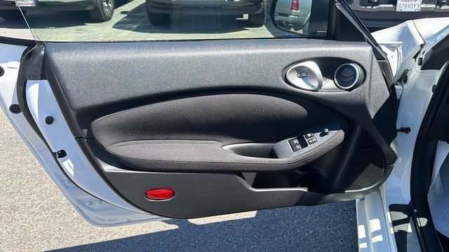Used 2018 Nissan 370Z Coupe RWD image 13