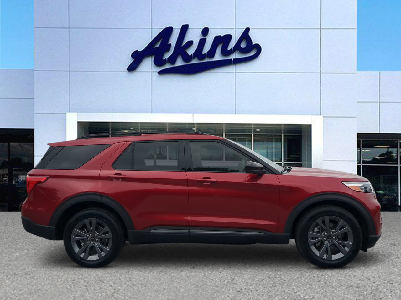 Certified 2022 Ford Explorer XLT w/ Equipment Group 202A AWD/4WD image 1