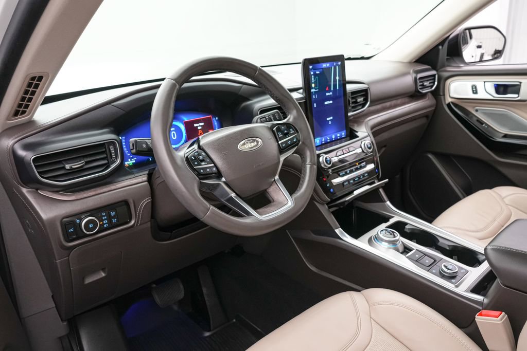 Certified 2023 Ford Explorer Platinum w/ Technology Package AWD/4WD image 13