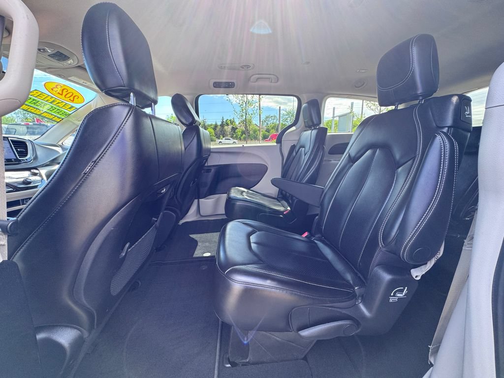 Used 2023 Chrysler Pacifica Touring-L FWD image 13