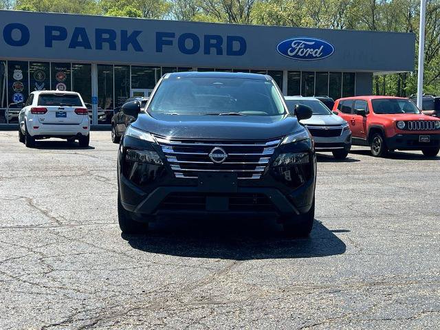 Used 2024 Nissan Rogue SV AWD/4WD image 2