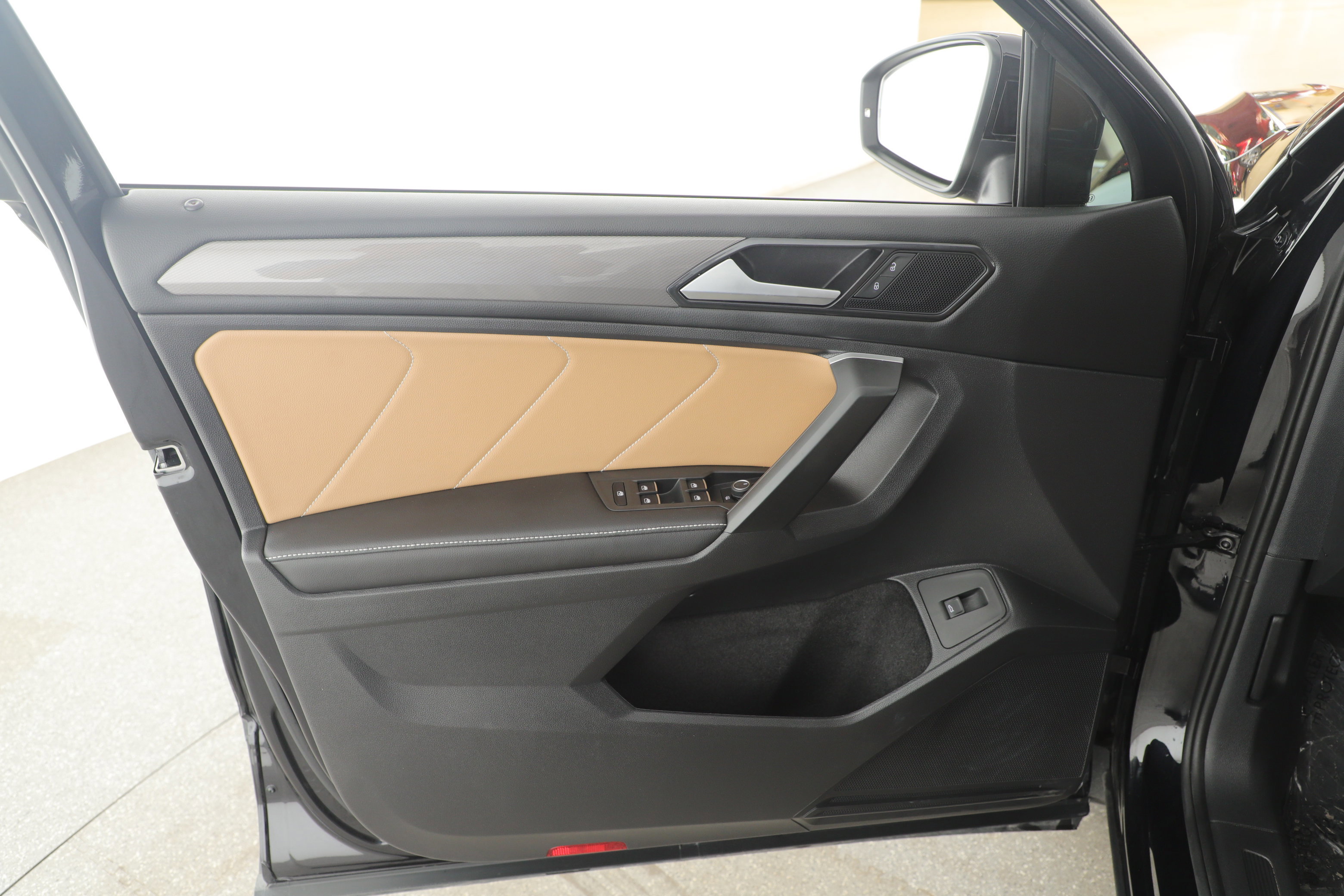 Used 2024 Volkswagen Tiguan SE image 13