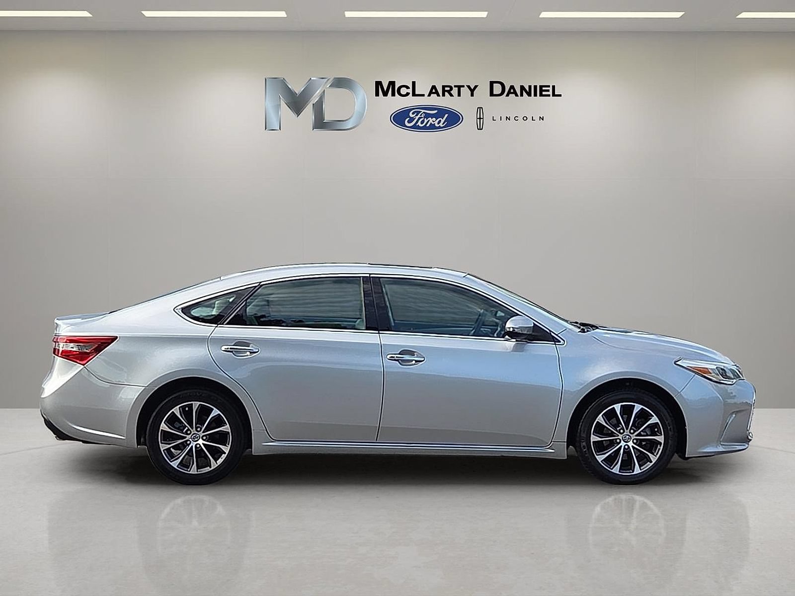 Used 2018 Toyota Avalon XLE Premium FWD image 6