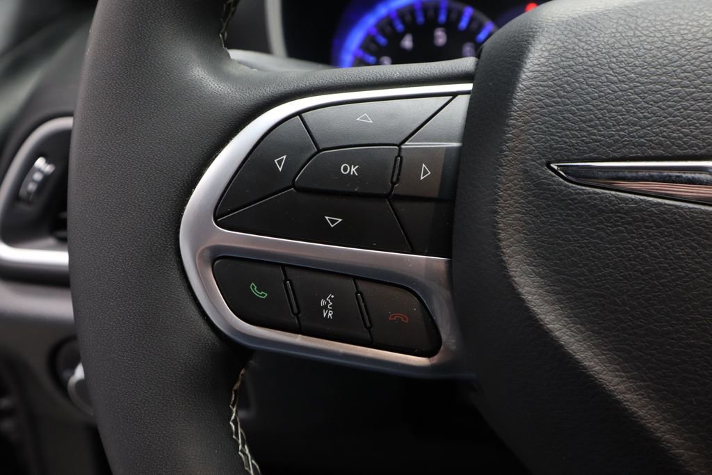 Used 2025 Chrysler Pacifica Select image 29