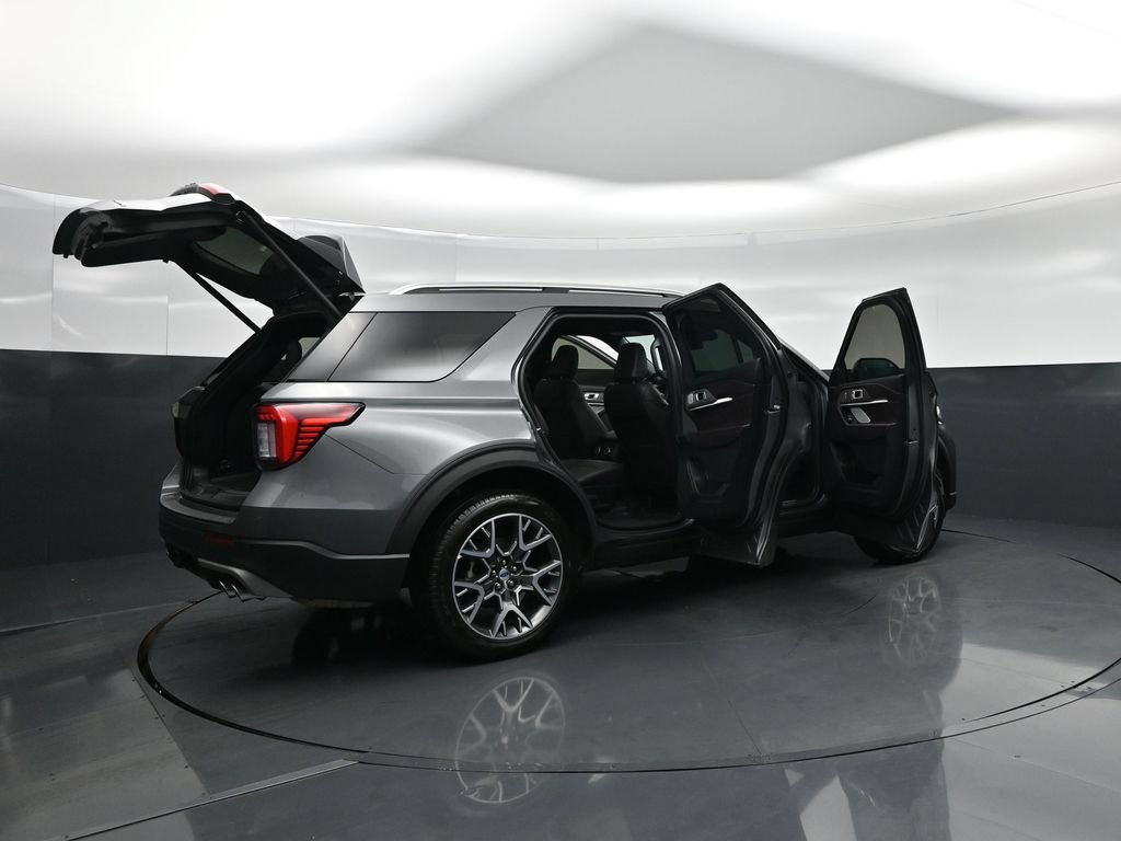 Certified 2025 Ford Explorer Platinum w/ Ultimate Package AWD/4WD image 5