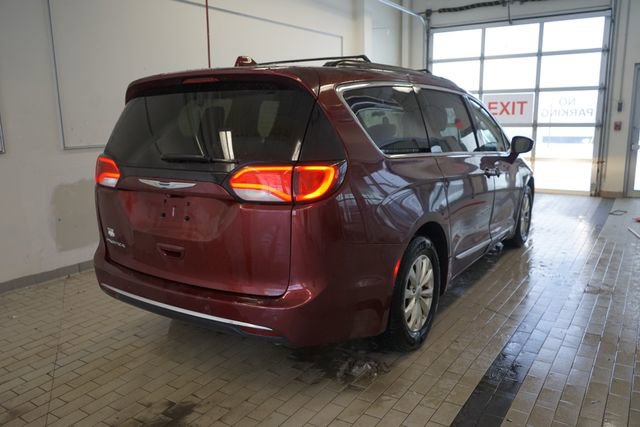 Used 2017 Chrysler Pacifica Touring-L image 14