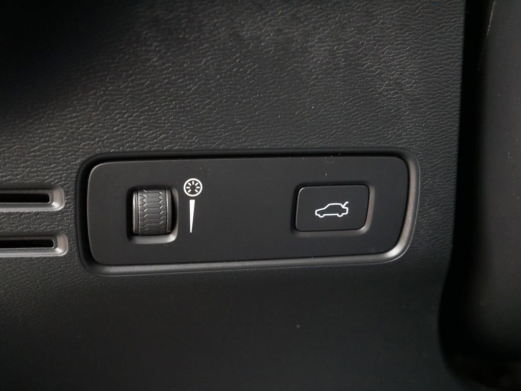 Used 2021 Volvo XC40 P8 Recharge w/ Advanced Package image 16