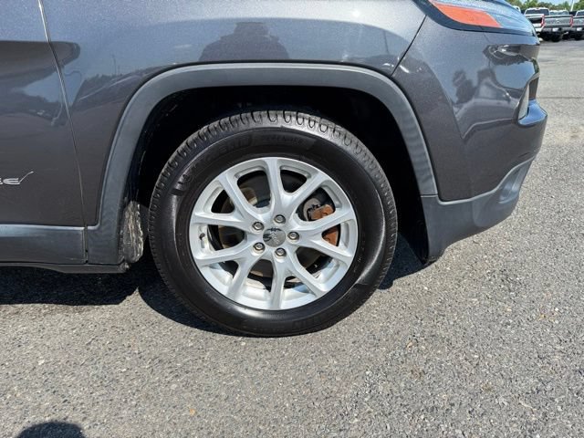 Used 2017 Jeep Cherokee Latitude w/ Safety/Convenience Group FWD image 8