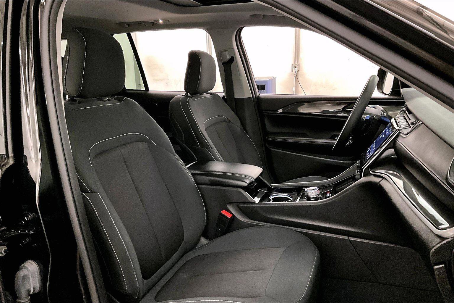 Used 2023 Jeep Grand Cherokee Laredo image 7