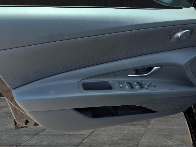 Used 2025 Hyundai Elantra Hybrid FWD image 12