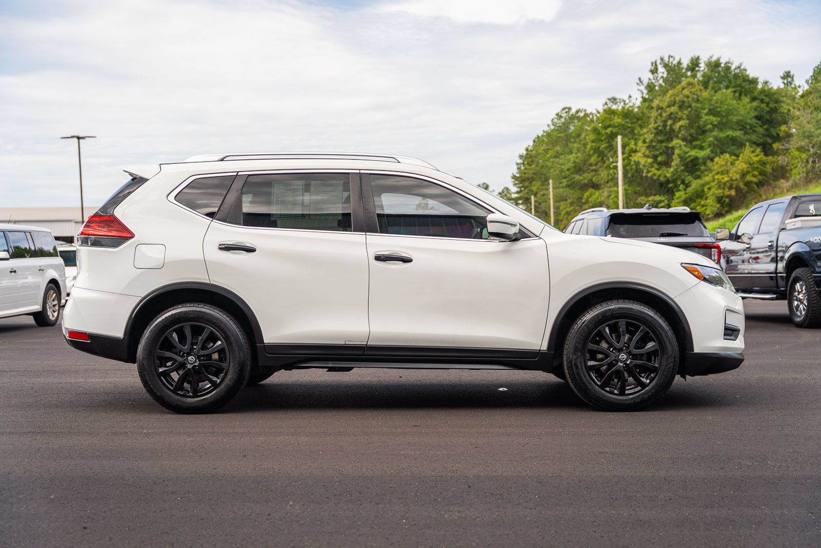 Used 2018 Nissan Rogue SV FWD image 8