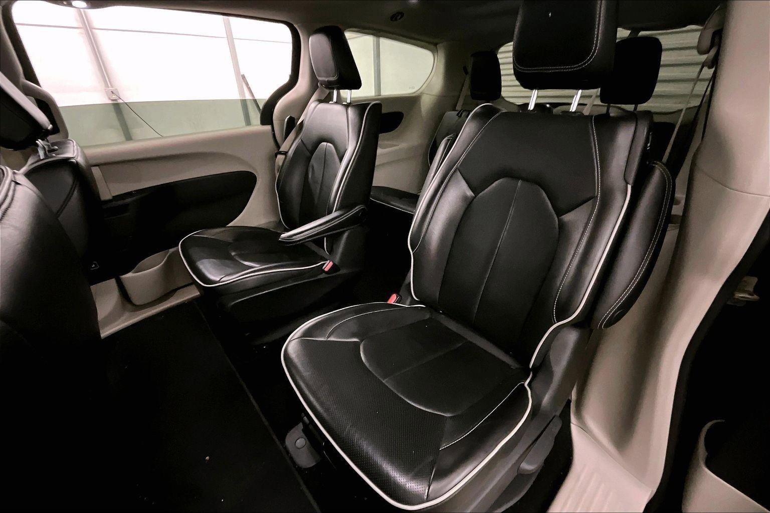 Used 2022 Chrysler Pacifica Limited image 25