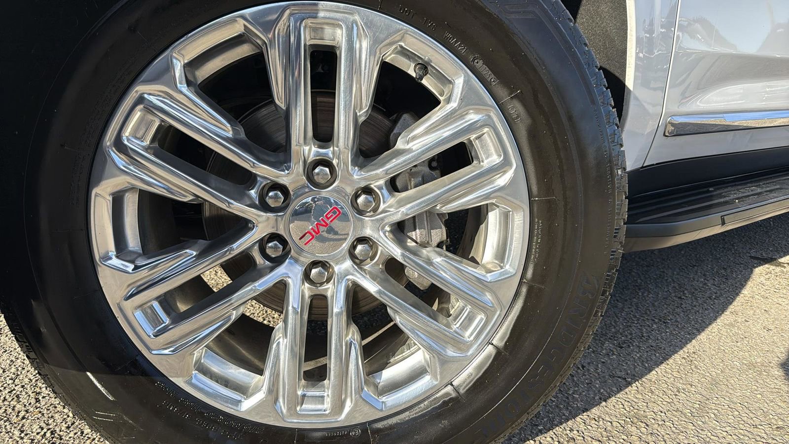 Used 2023 GMC Yukon XL SLT image 6