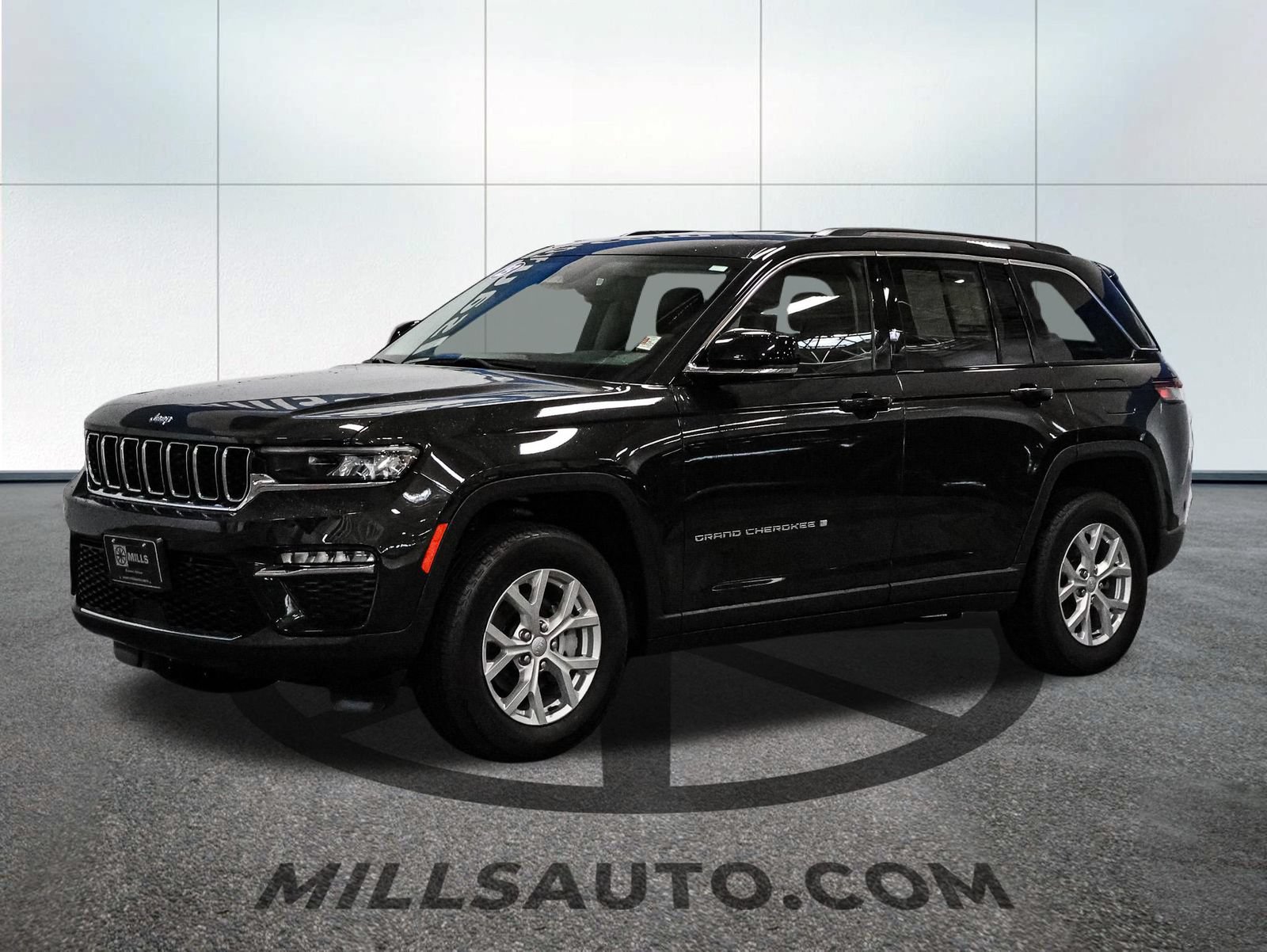 Used 2023 Jeep Grand Cherokee Limited AWD/4WD image 2