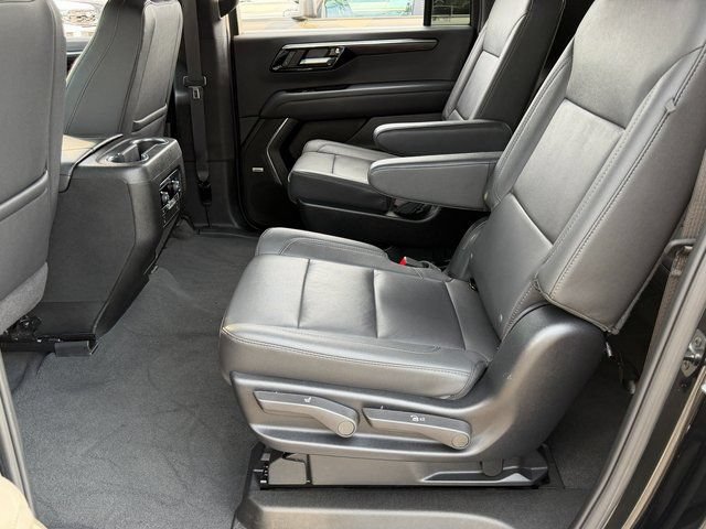 Used 2025 Chevrolet Suburban LT w/ Comfort Package AWD/4WD image 7