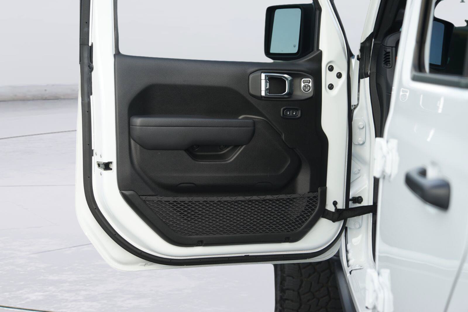 Used 2025 Jeep Gladiator Mojave w/ Convenience Group AWD/4WD image 30