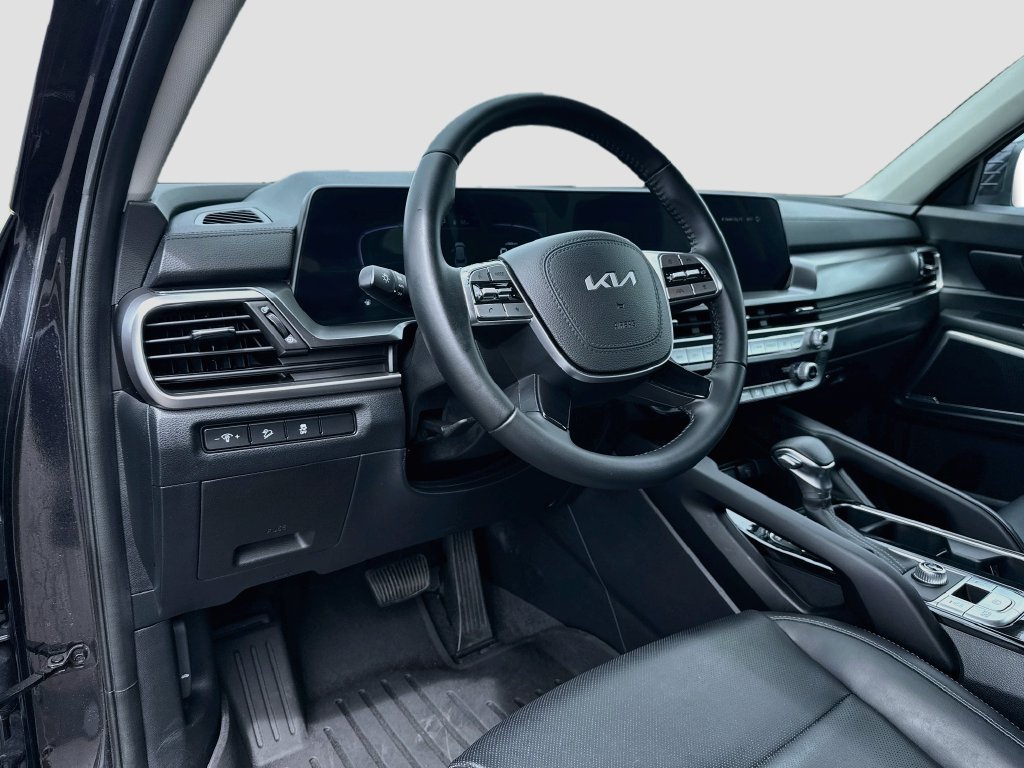 Used 2025 Kia Telluride LX FWD image 9