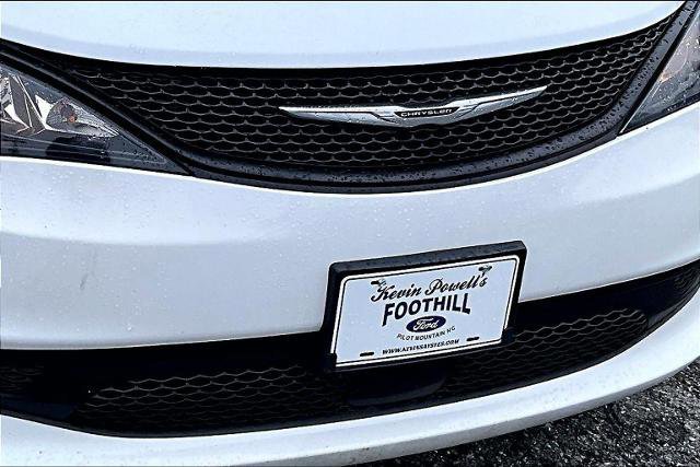 Used 2022 Chrysler Voyager LX image 30