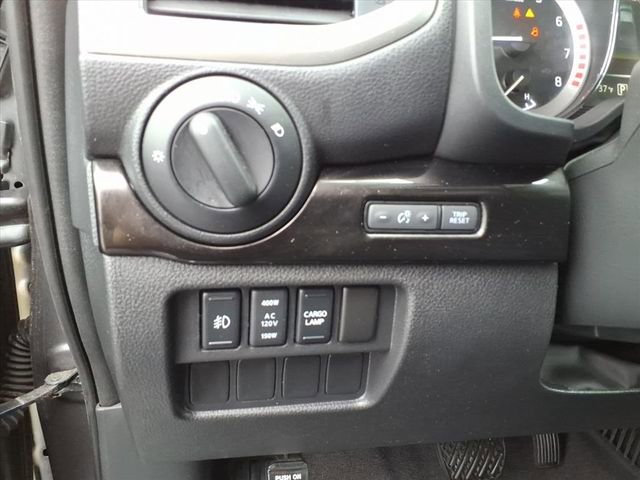 Used 2017 Nissan Titan SV image 18