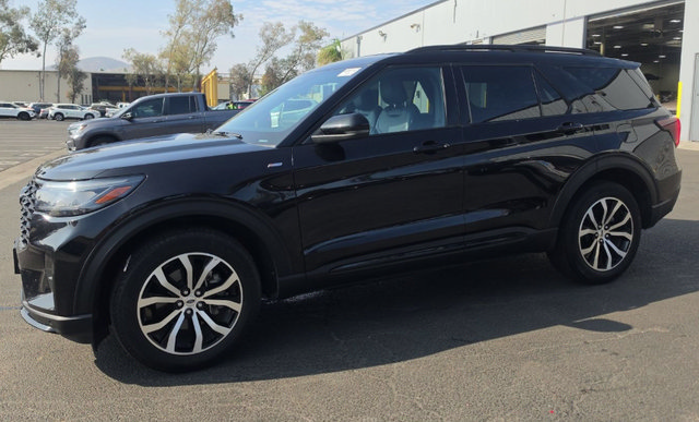 Certified 2025 Ford Explorer ST-Line AWD/4WD image 3